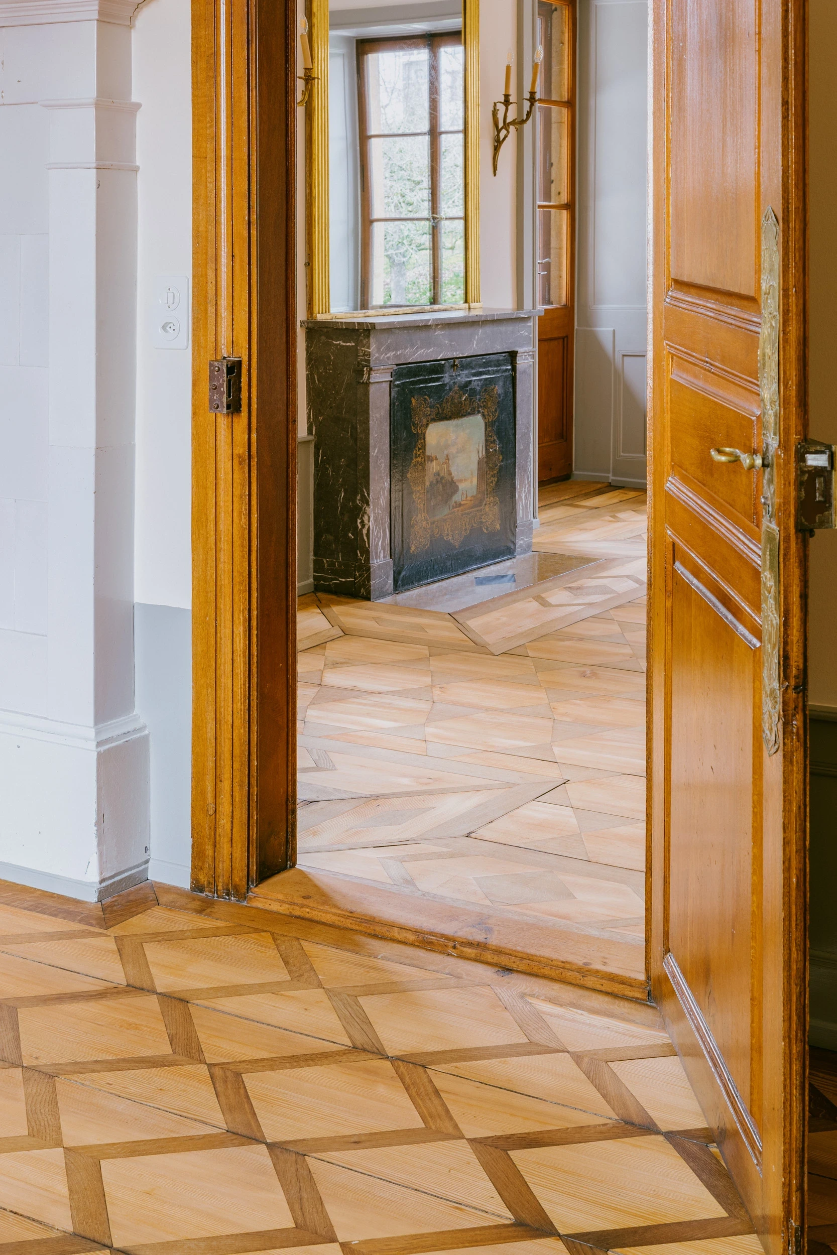 Détail intérieur du domaine de Grènetel à La Neuveville, avec éléments remarquables du début du XIXᵉ siècle, dont un panneau pare-froid peint fermant la cheminée.