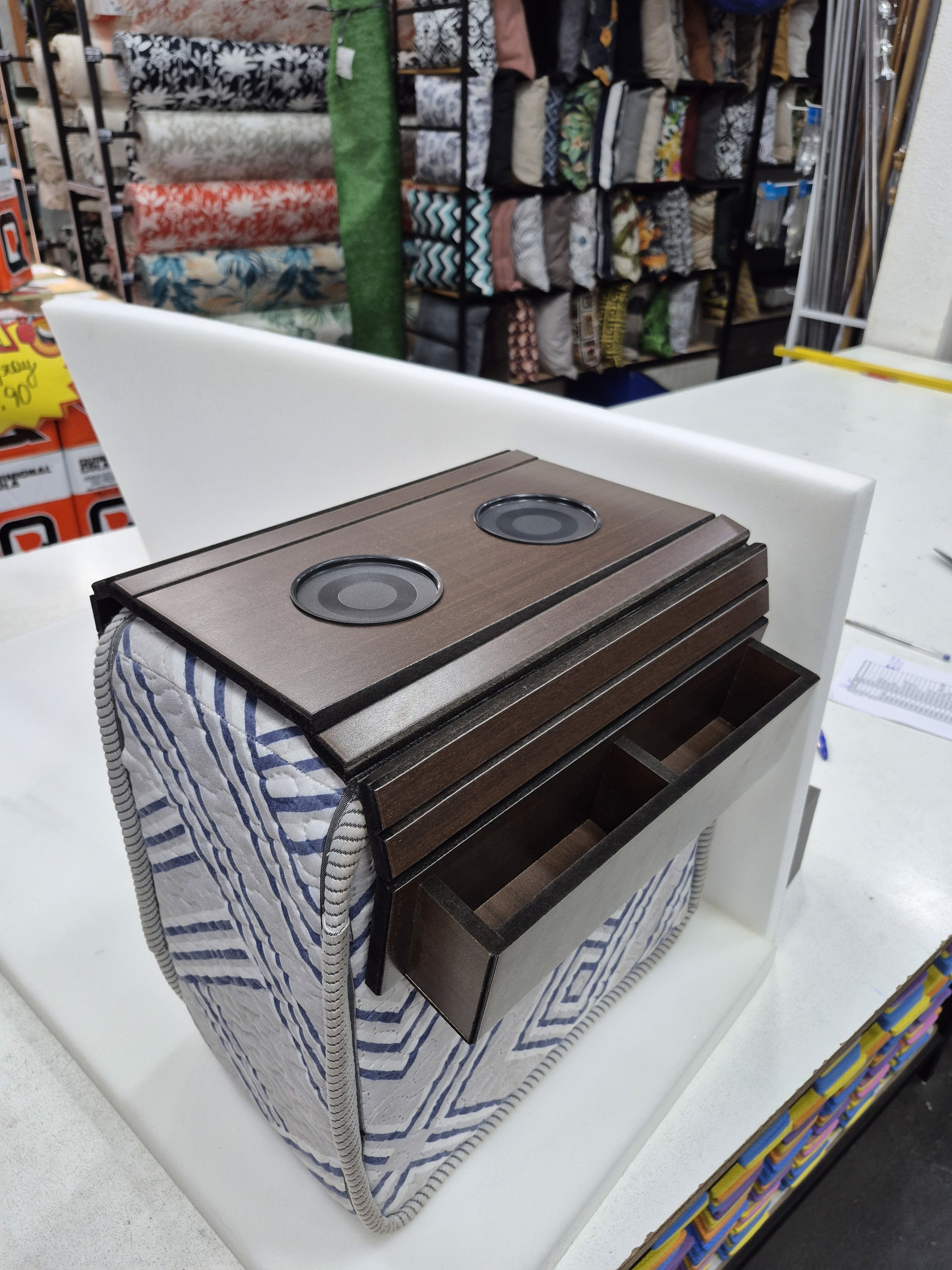 Porta copo mais porta controle tipo esteira para sofa com tabaco