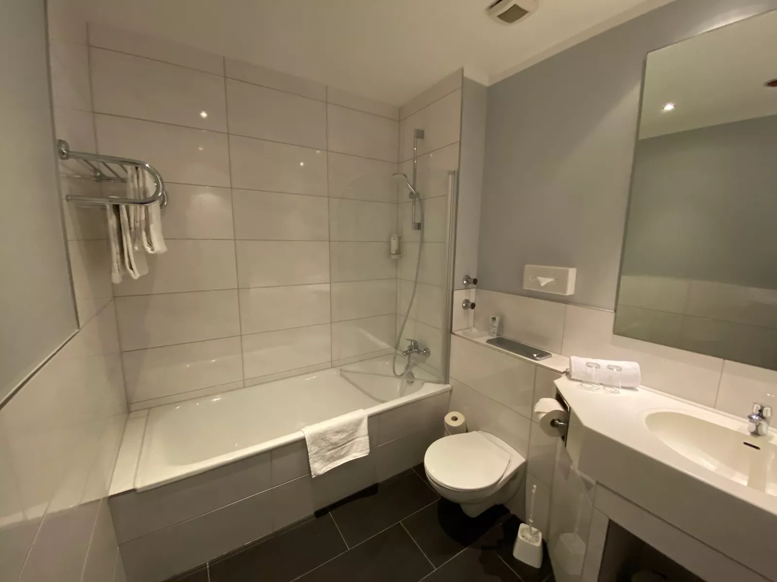 Twin Zimmer Bad - mit Blick auf die Badewanne