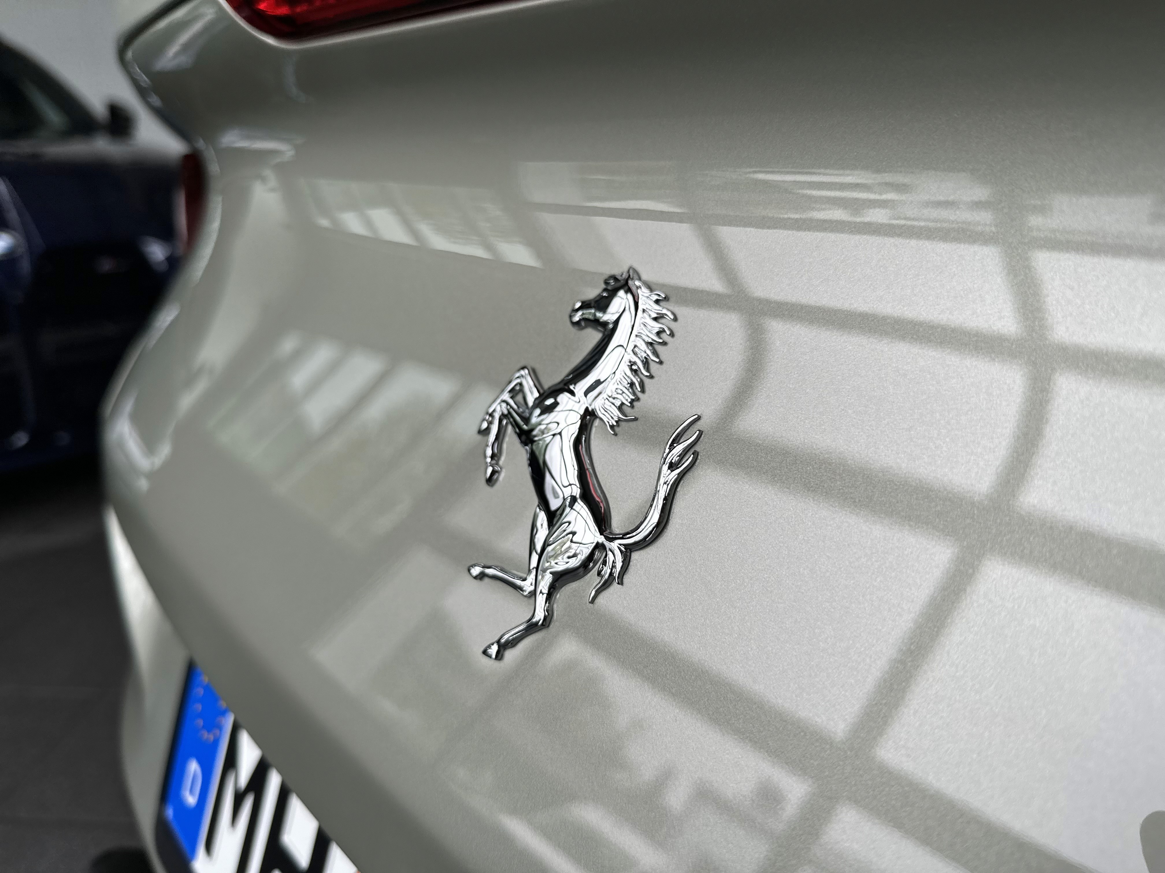 Ferrari Emblem - Steigendes Pferd auf silbernem Sportwagen
Grüner Rennwagen mit gelben Akzenten und Spoiler
lackschutz
bornheim
köln
bonn
design
livery 
cardesign
grafik
textilien
werbebeschriftung
folie
folien
lackschutz ppf