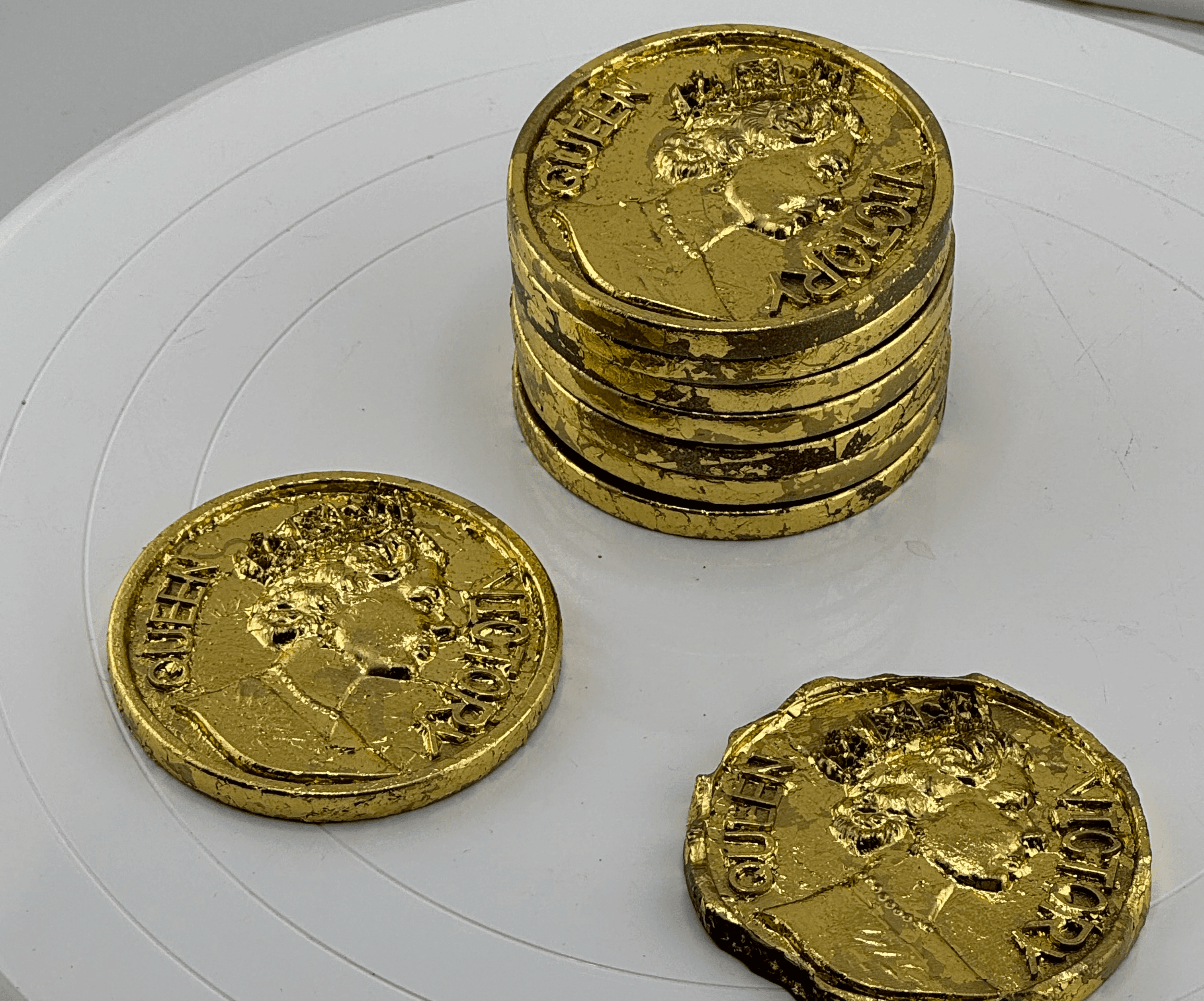  3D 프린팅 후 금색 도색 마감된 QUEEN VICTORY 위조 금화 소품 / Gold-painted replica coins fabricated via 3D printing for the documentary