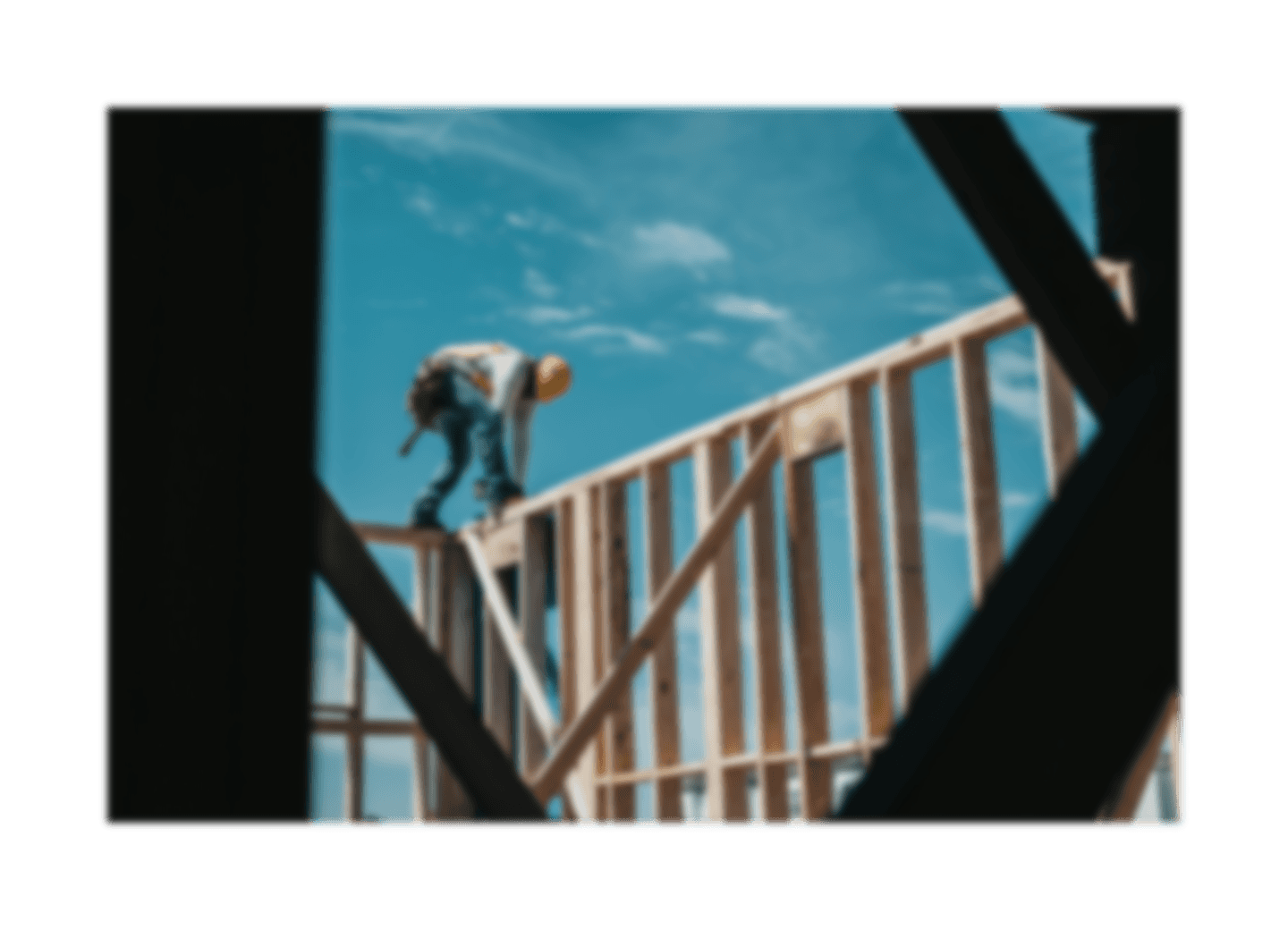 Handwerker baut Fertiggarage