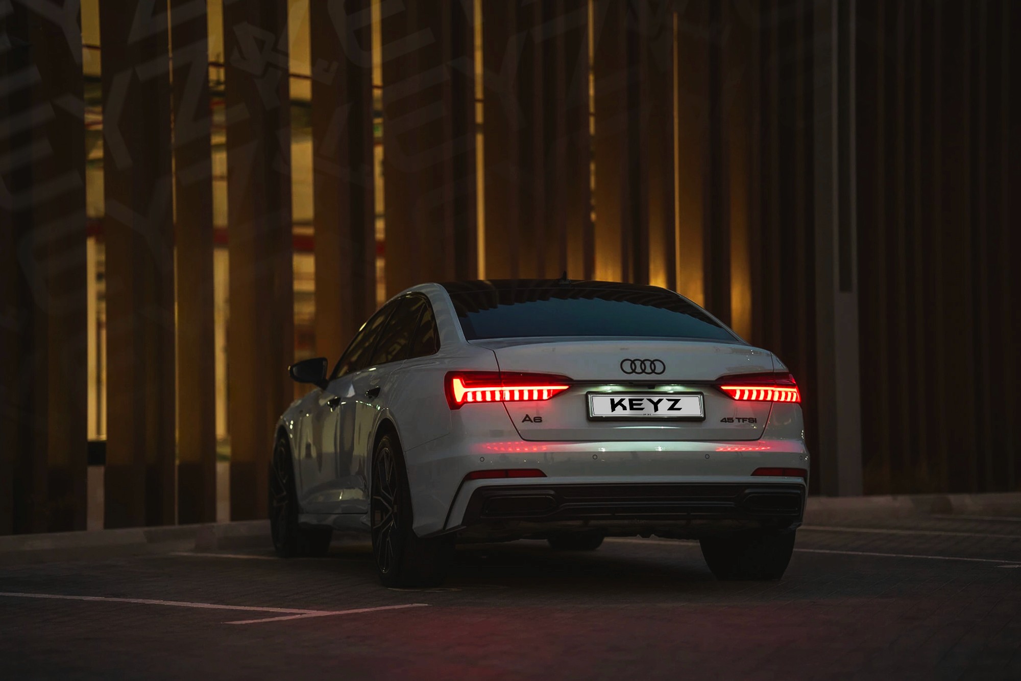 Vue extérieure arrière Audi A6 Blanc – Location Berline à Dubaï | Keyz Rent