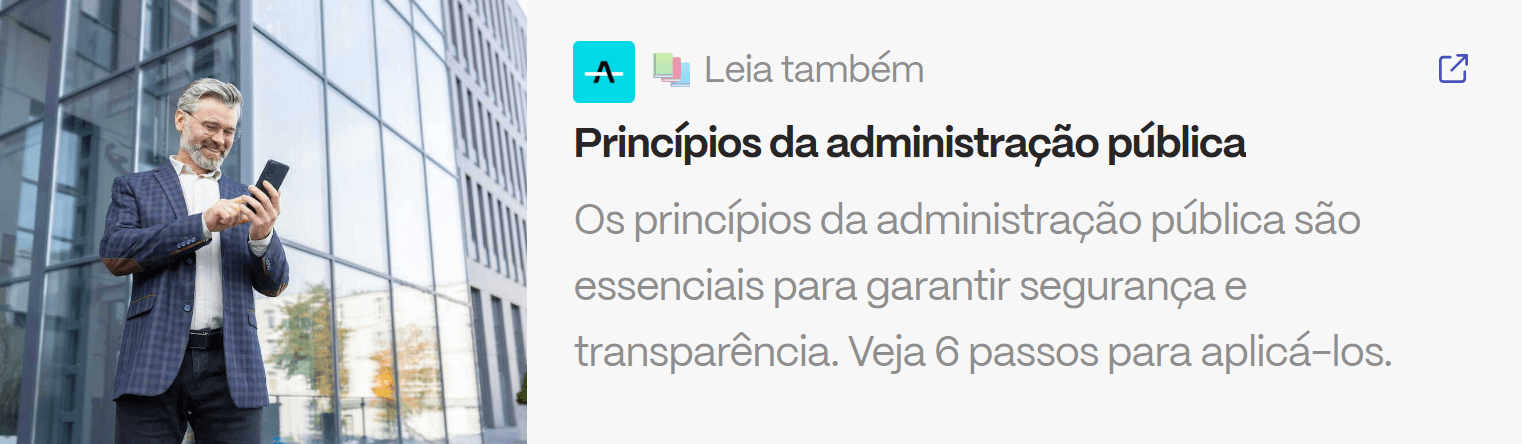 Gestor público analisa informações no celular em frente a prédio institucional, simbolizando transparência e eficiência administrativa.