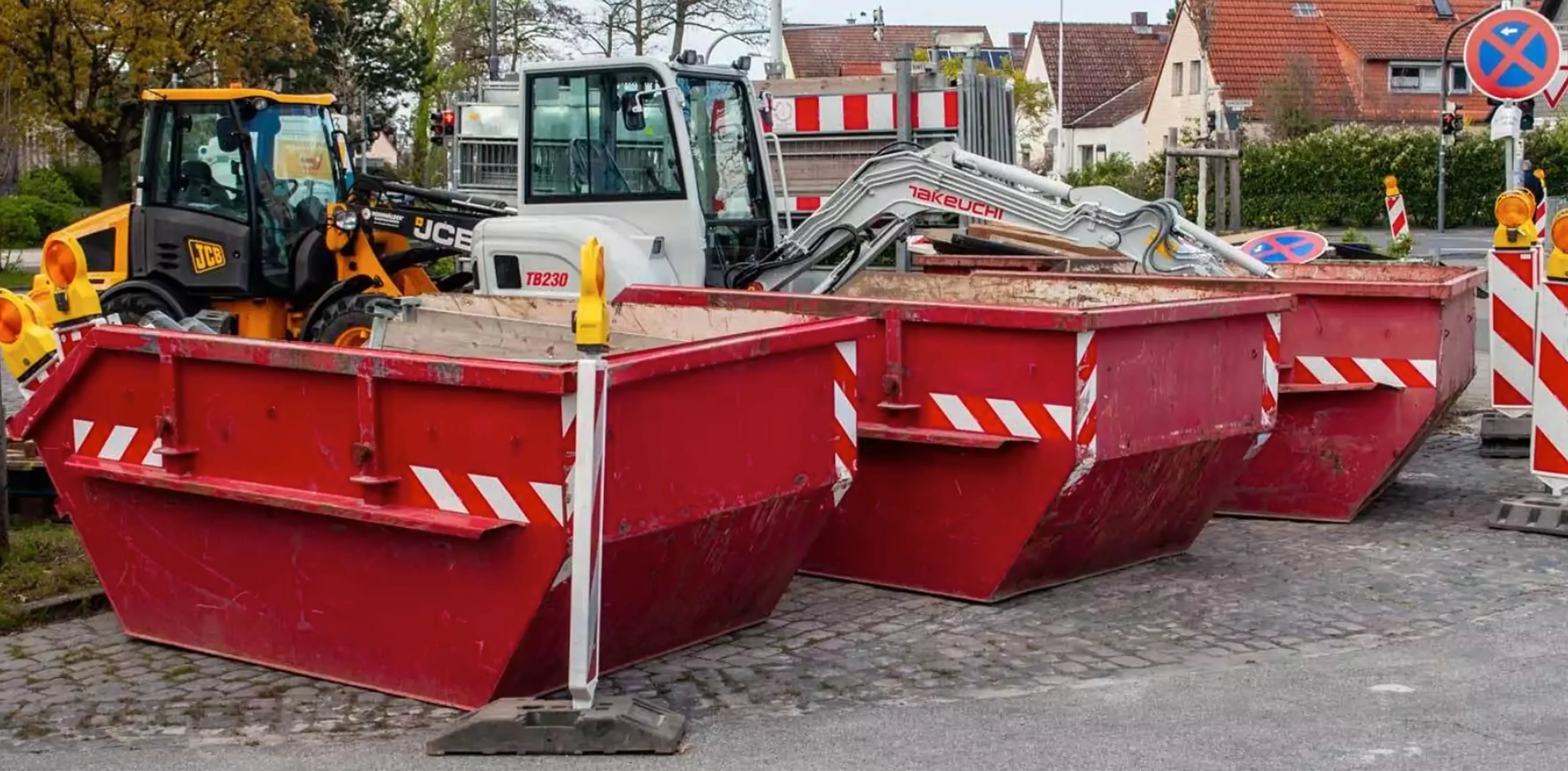 Bauschuttcontainer mit Schuttrutsche Ostfriesische Volksbank Ihrhove