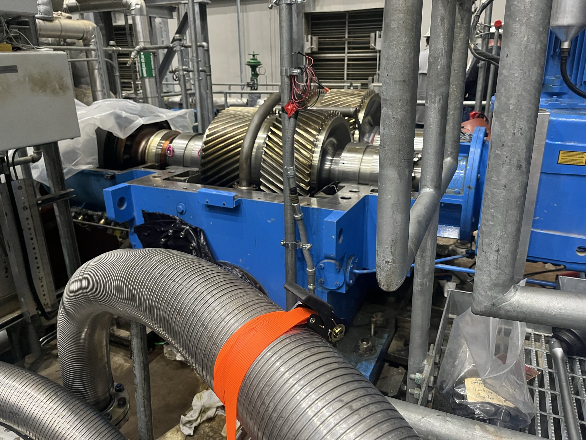 Heavy-duty industrial gear box with access panels and lubricant piping