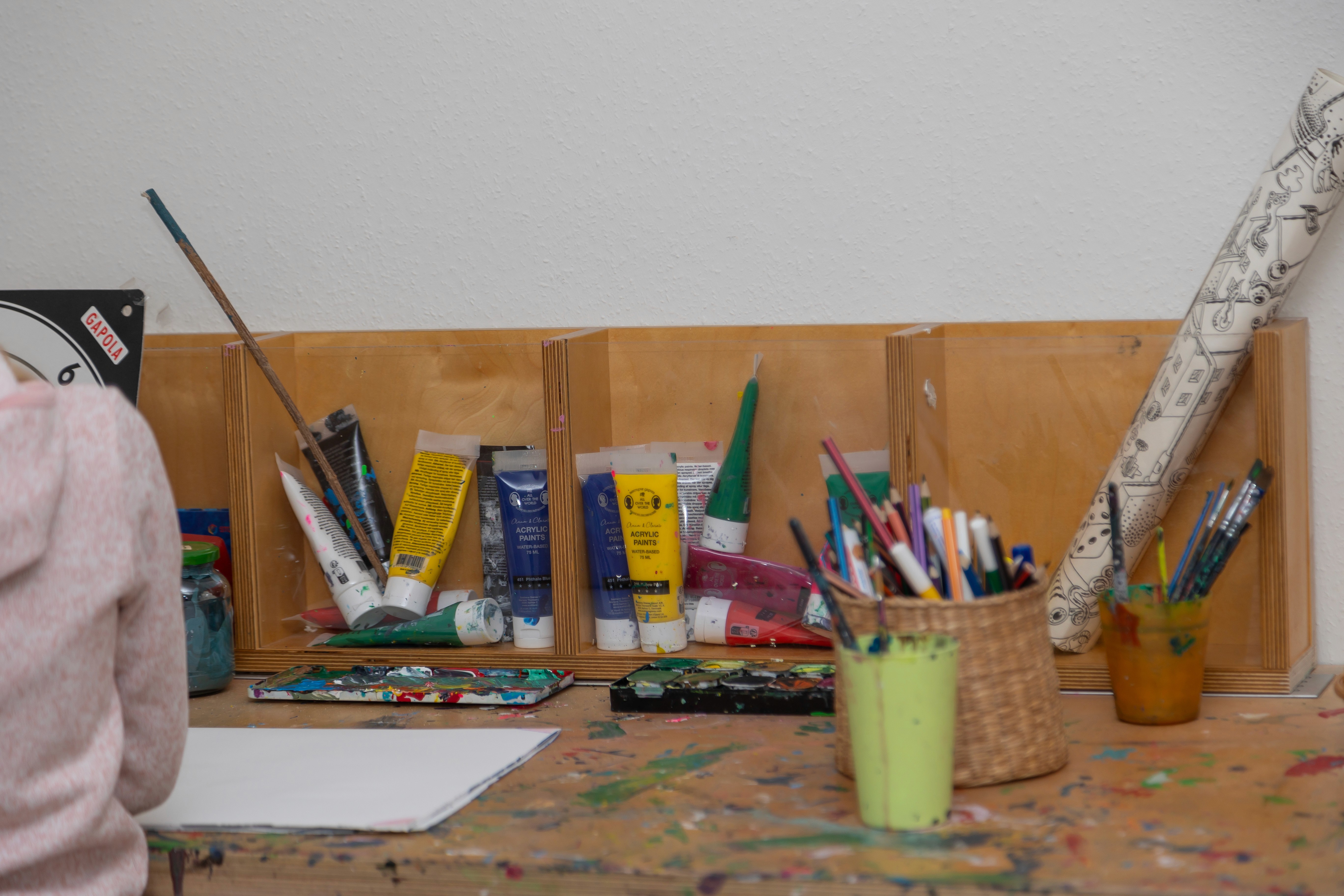 Bild der Praxis - Werkbank mit vielen Farben 