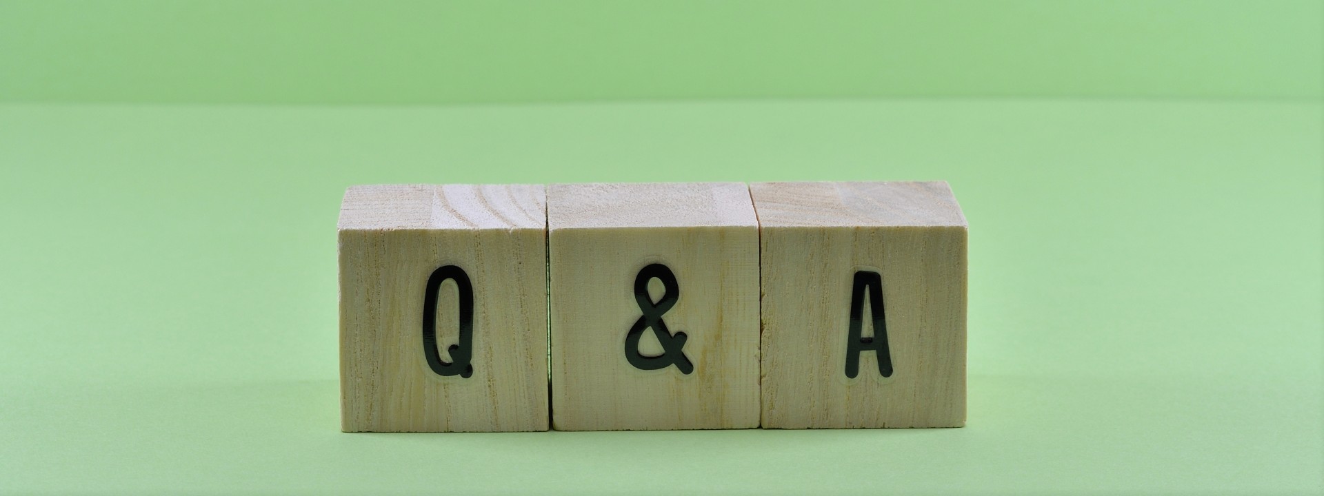 Q&Aと書かれたブロック