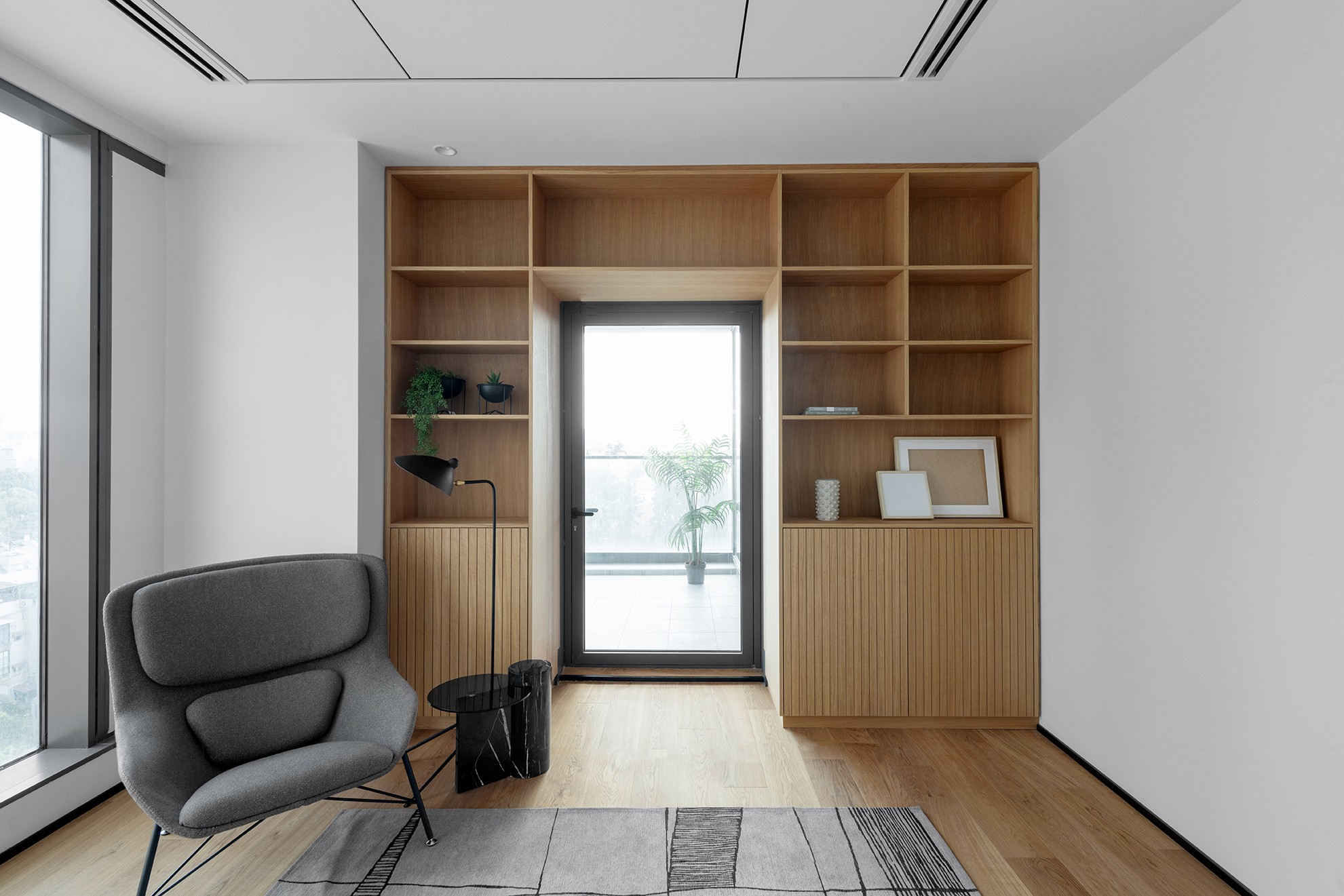 תכנון וייצור מטבח משרדי עם אי מרכזי מעוגל – עבודת נגרות מורכבת בחיתוך CNC להתאמה מושלמת לחלל