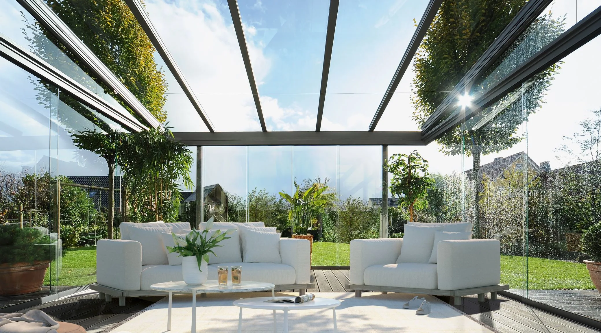 Wintergarten in kaltem System von innen aufgenommen mit frischem Regen an den Glasschiebewänden für einen einladenden Look