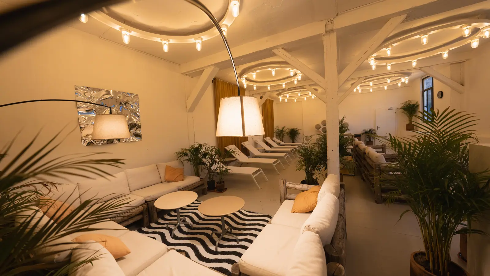 Blick in den Ruheraum mit Lounge Bereich