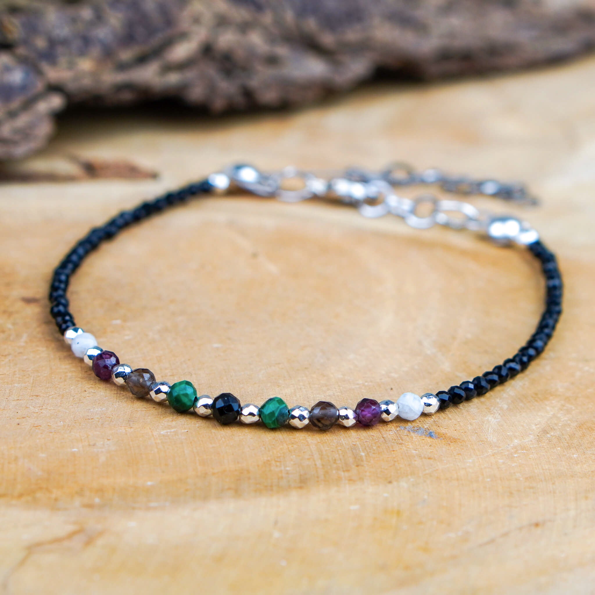 bransoletka z kamieniami naturalnymi dla znaku Koziorożca srebrna czarna zielona