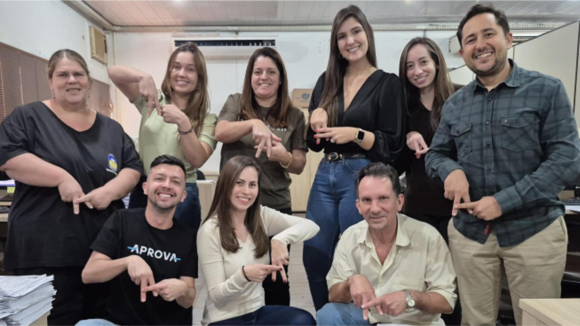 Atendente sorridente usando headset e computador, simbolizando o atendimento digital ao cidadão no portal de serviços.