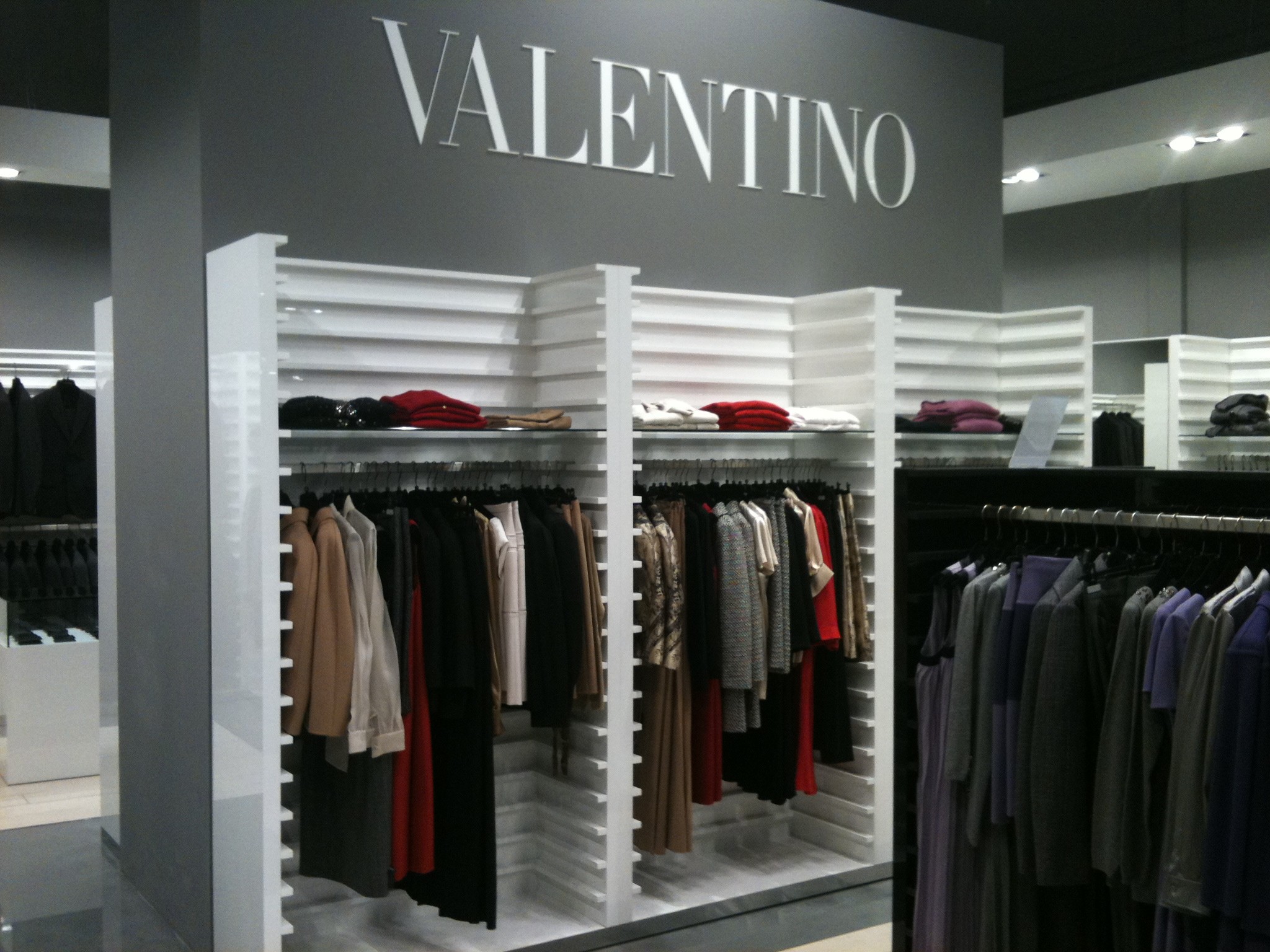 arredi negozio Valentino abbigliamento 
