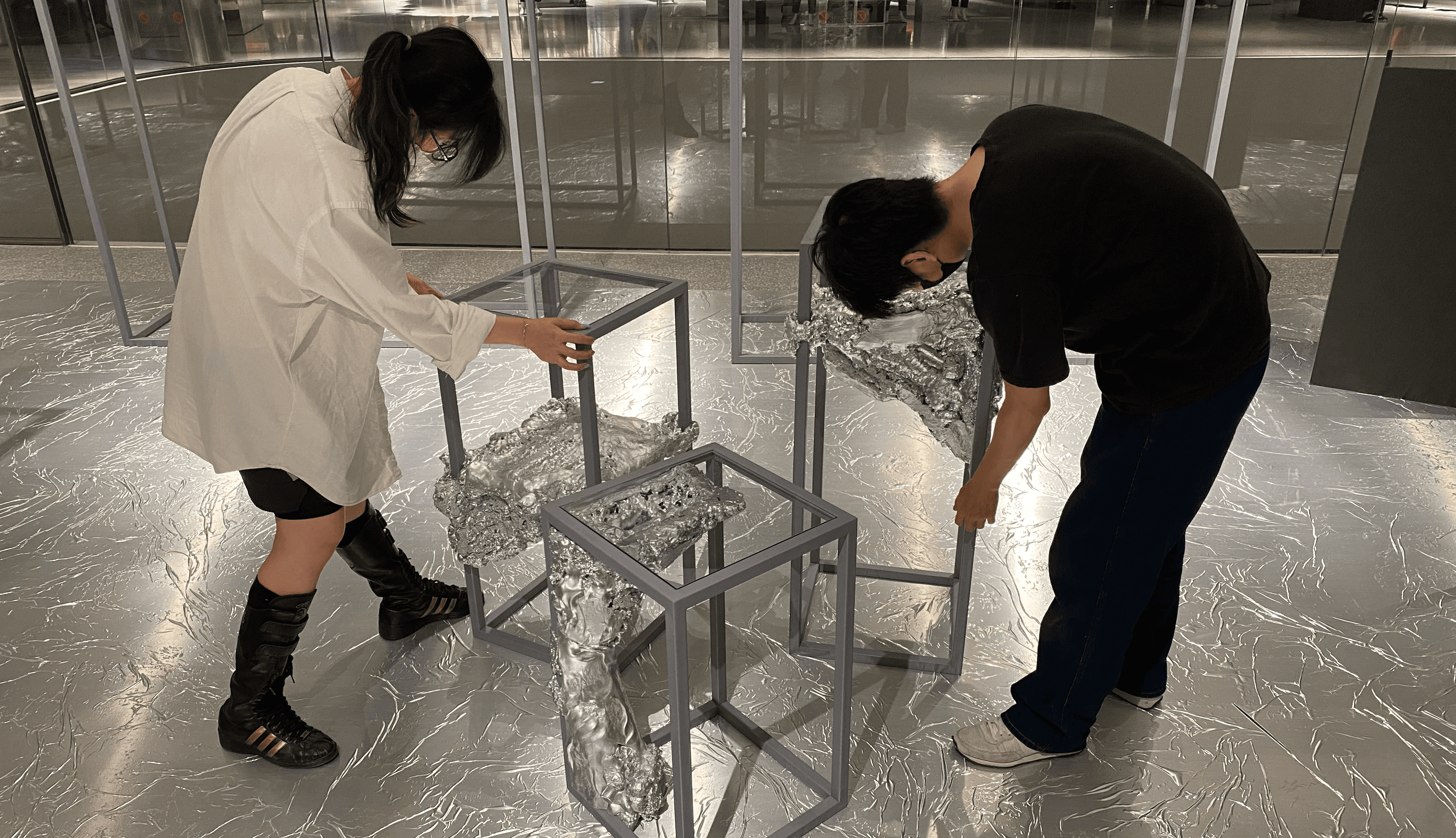 더현대 서울 현장 설치 작업, 철 프레임 좌대 배치와 조형물 세팅 / On-site installation at The Hyundai Seoul, positioning steel frames and sculpture