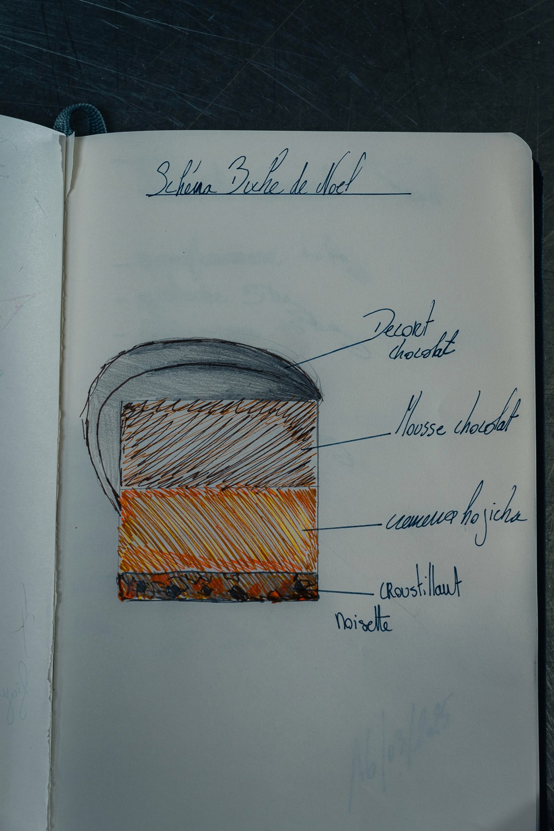 Croquis détaillé d’un dessert de fête dans le carnet du chef Bonneh.
