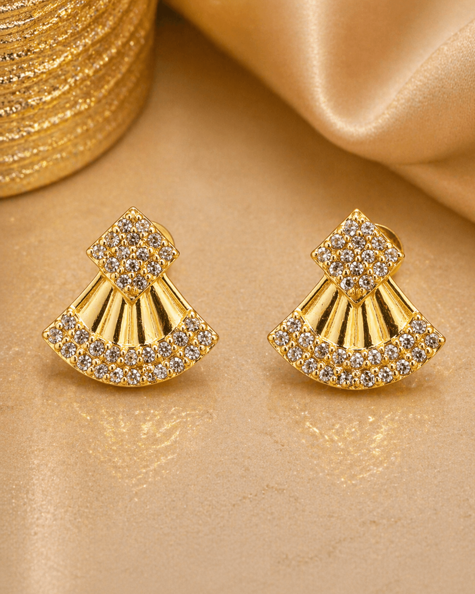 Elegantly geometrical uncut diamond earrings