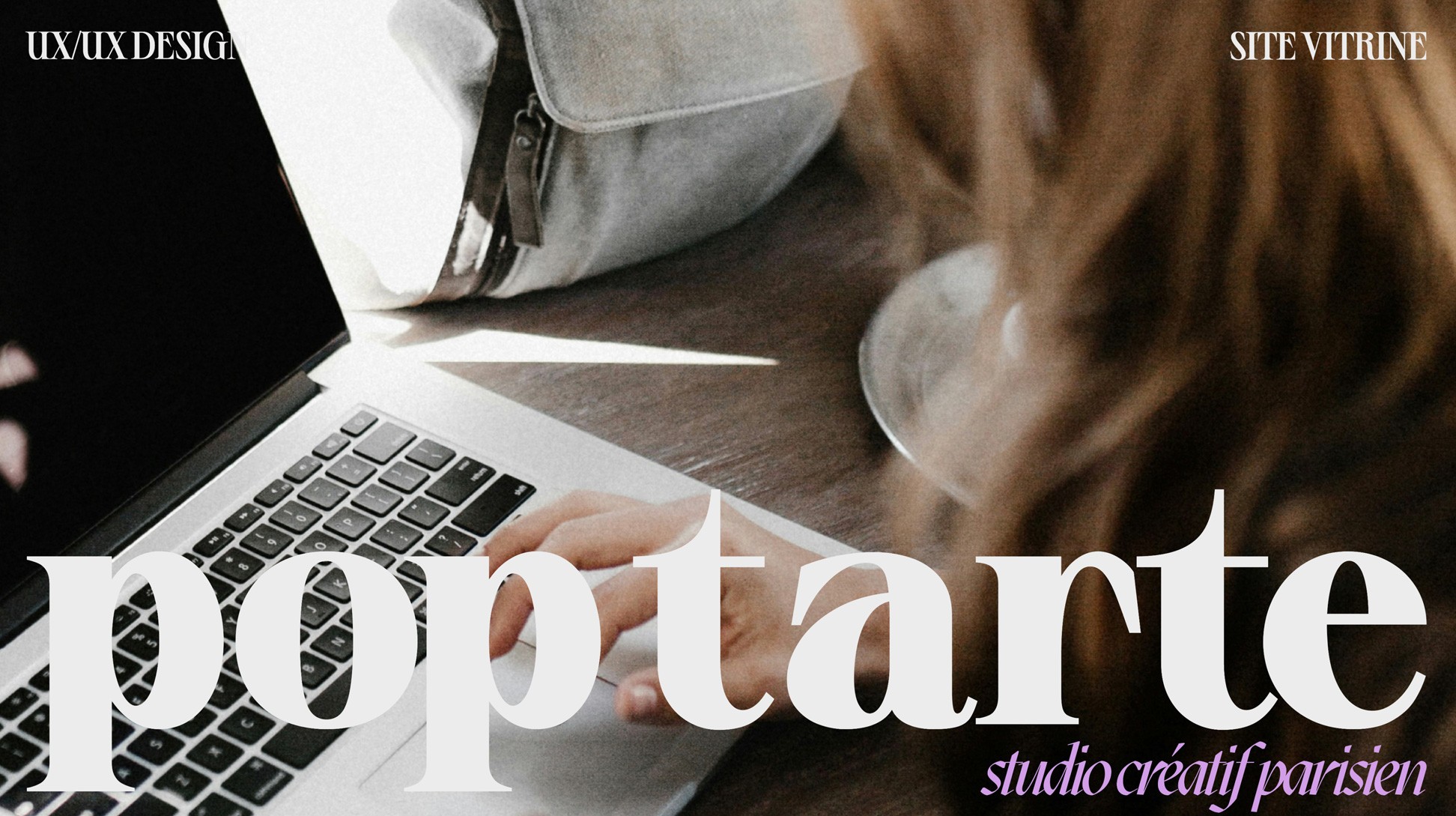 Logo Pop Tarte sur une photo d'une femme sur un ordinateur.