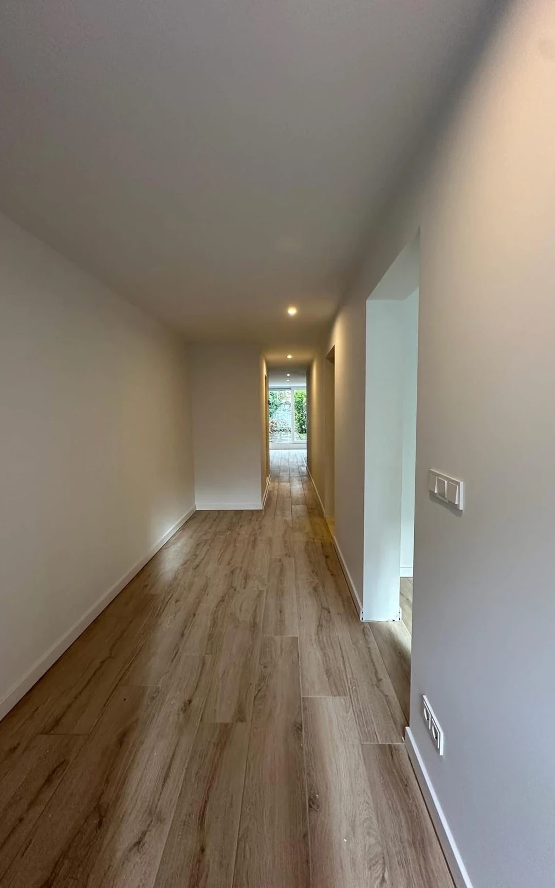 Détail d’angle intérieur : chant protégé, alignement millimétré entre façade mate et crédence minérale, ombres stabilisées, Luxembourg.