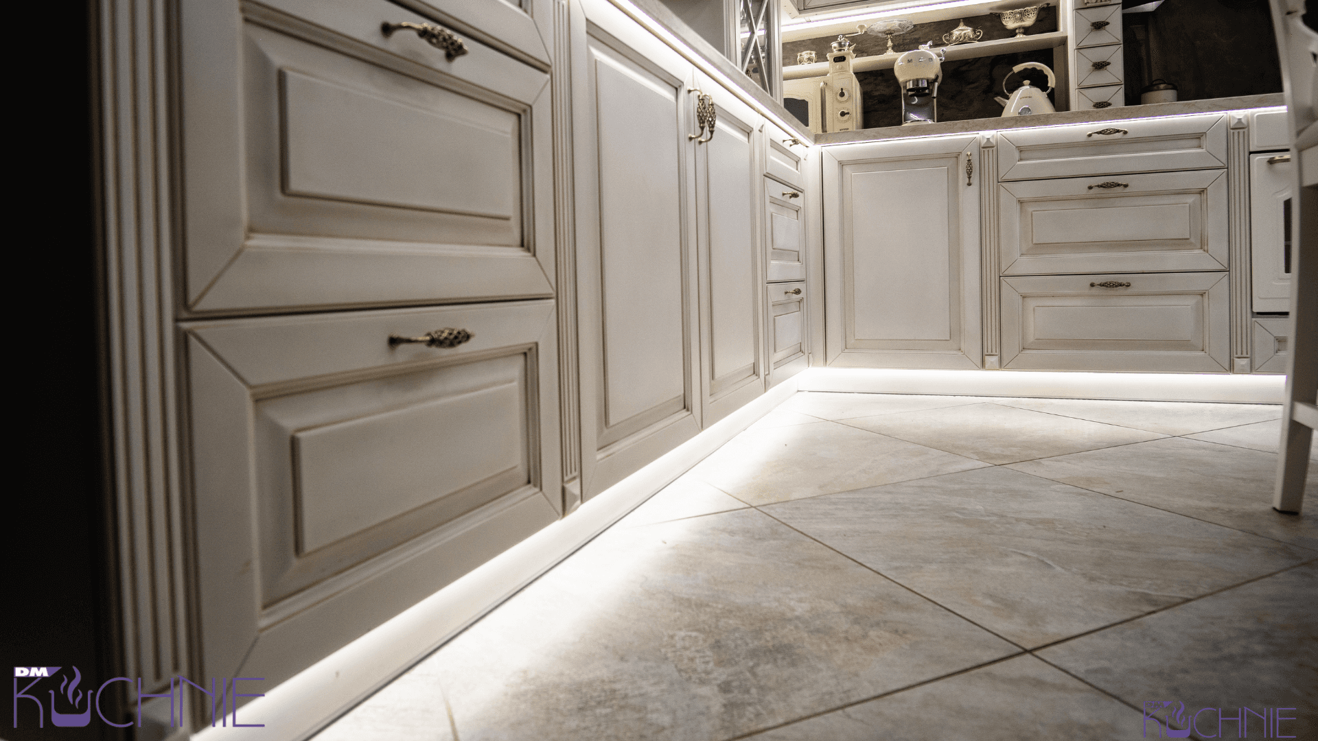 Klasyczna dolna zabudowa kuchenna z podświetleniem LED przy podłodze, kuchnia na wymiar w Warszawie