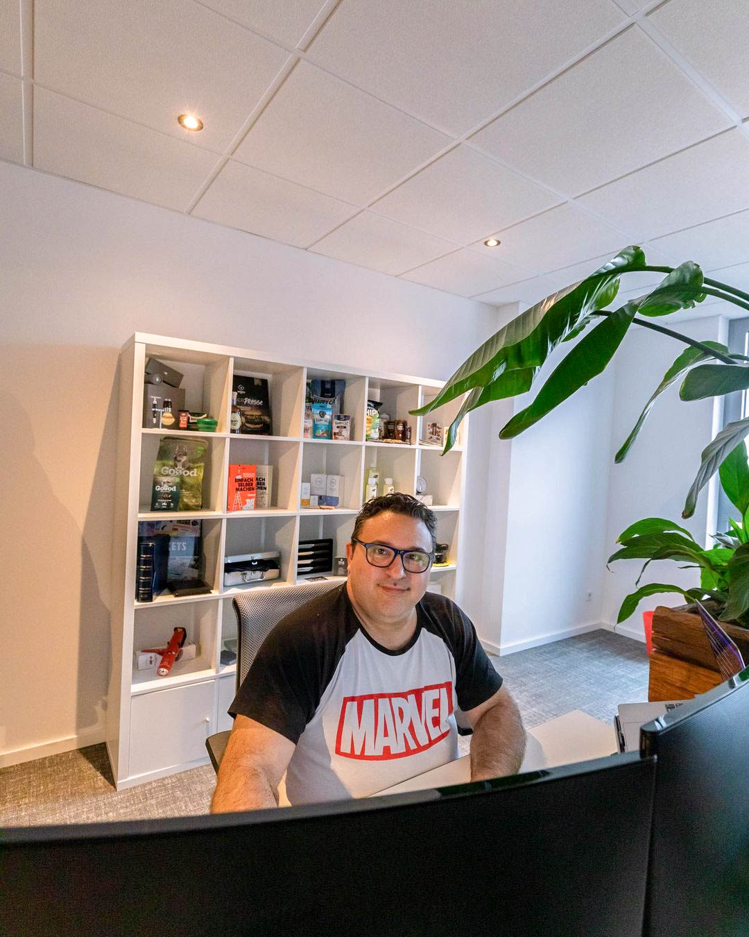 Ein rankk Mitarbeiter am Schreibtisch.