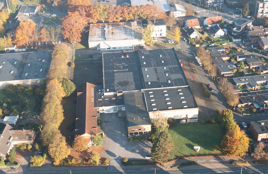 Isometrische Zeichnung eines Bauprojekts mit mehreren Gebäuden und markierten Strukturen in Rot