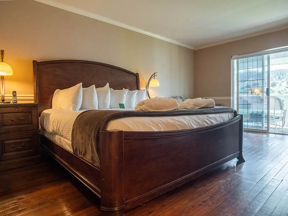 King Room - Mountain View at South Thompson Inn in Kamloops, BC