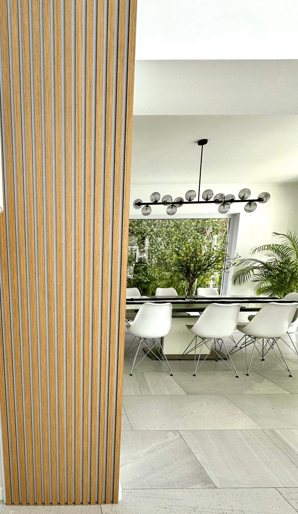 living con columna de white
