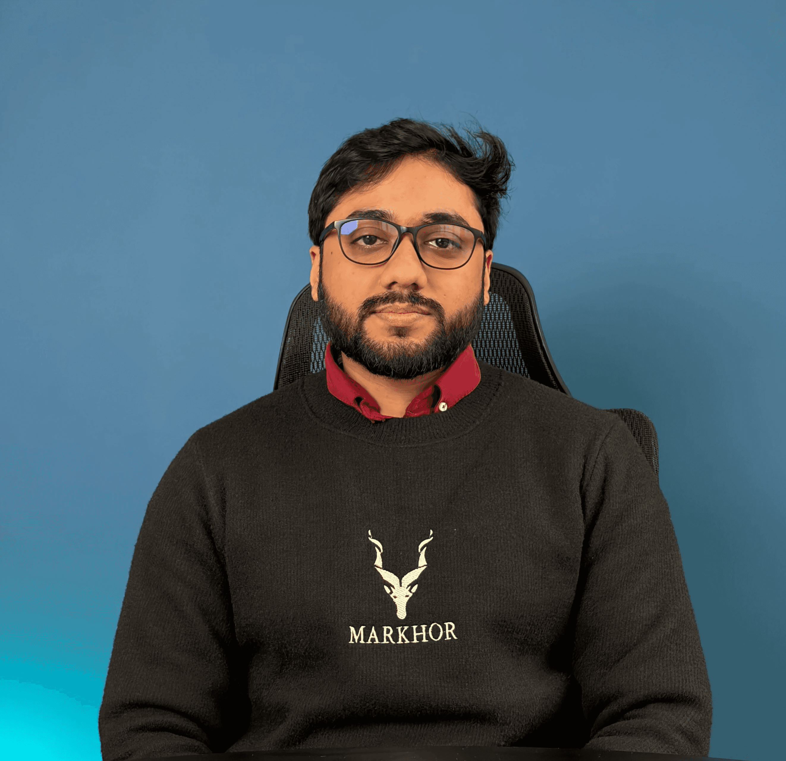 man in black crew neck shirt