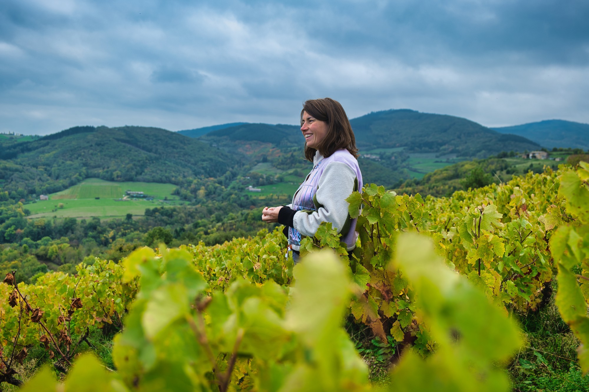 Célia Large dans les vignes du Domaine Large à Rivolet, dans le Beaujolais