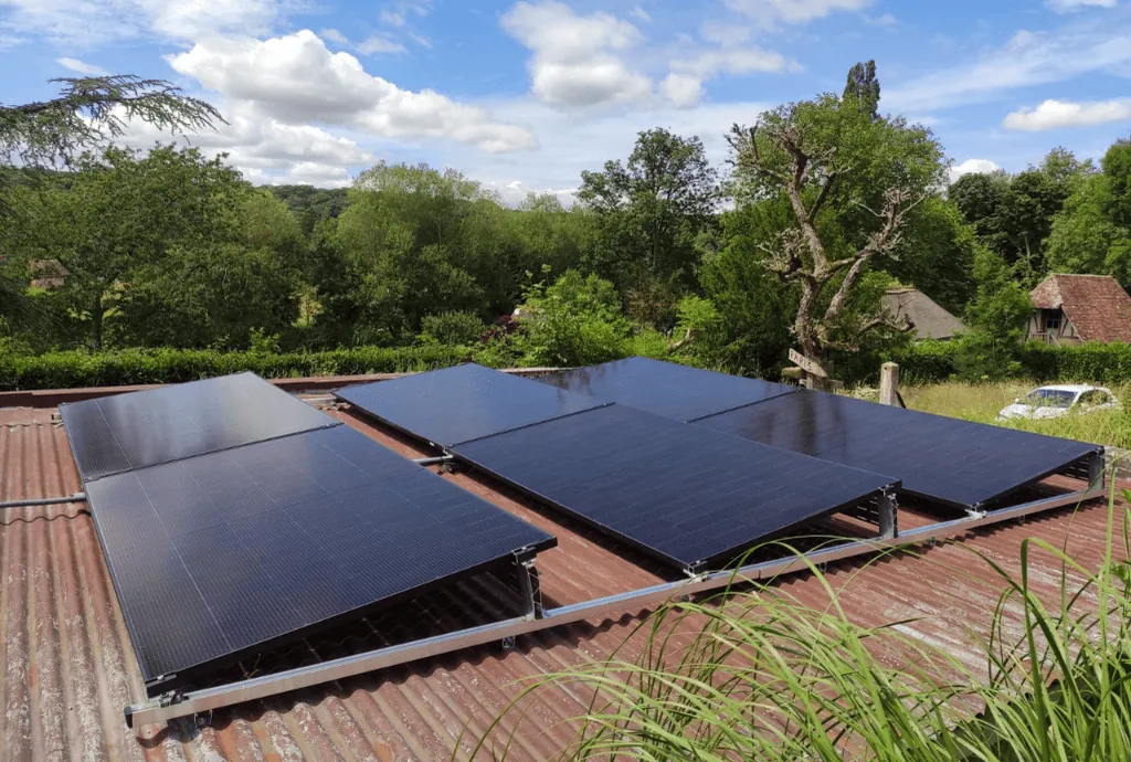Photo de panneaux solaires qui ont été installés sur le toit d'une dépendence.