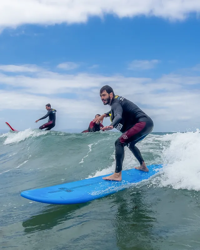 Surfista montando una ola con confianza durante una lección en Explora Watersports Tarifa