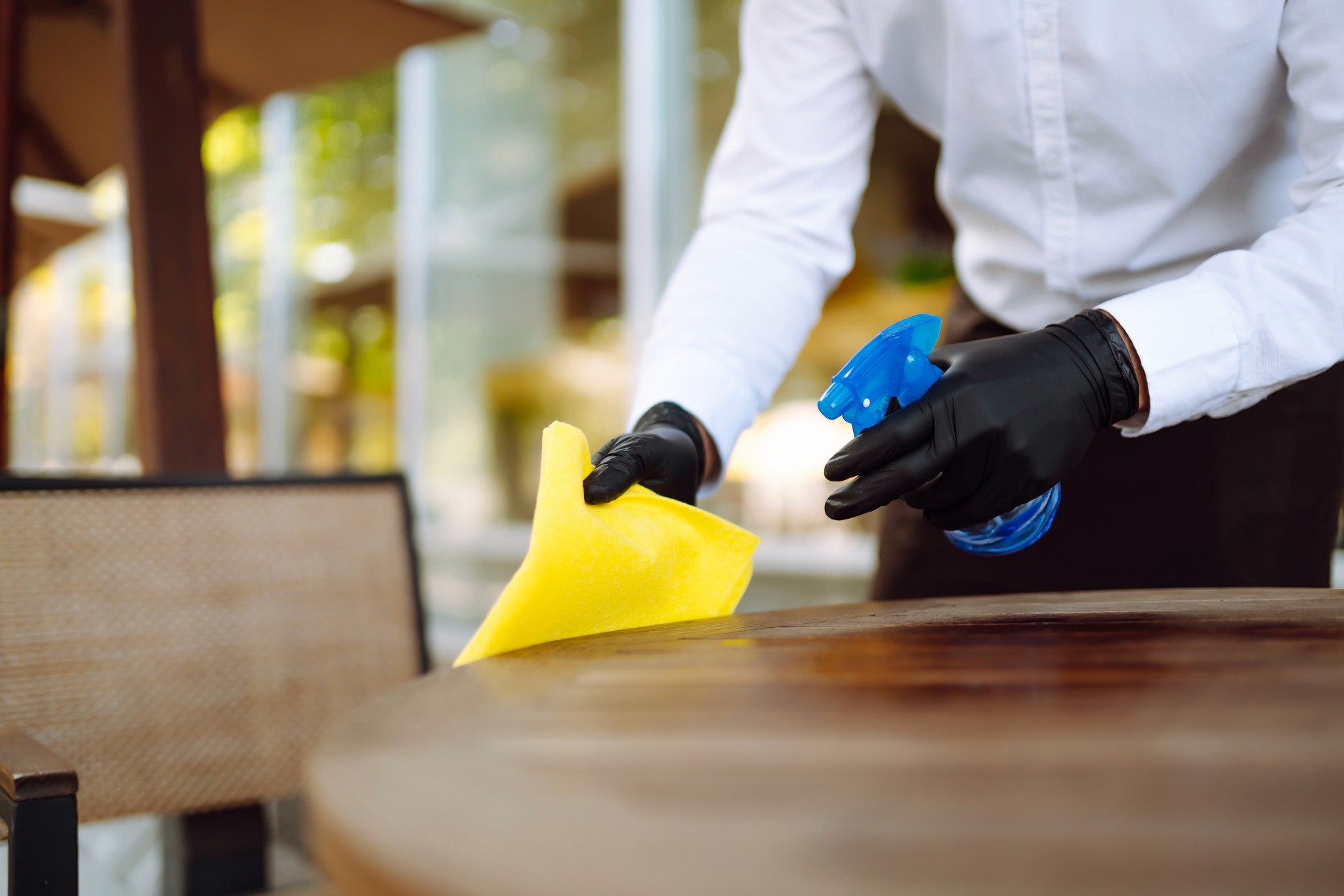 Professionelle Bodenreinigung mit Dampfreiniger durch einen Reinigungsmitarbeiter.