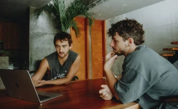 Reilin and Moos working behind a laptop