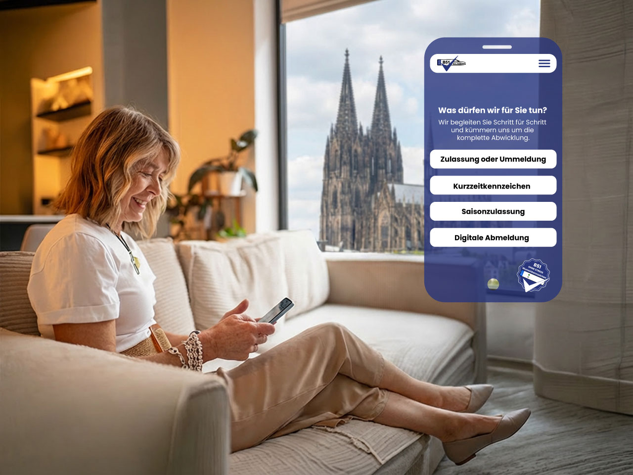 Kundin wählt KFZ-Zulassungsservice online auf dem Smartphone aus