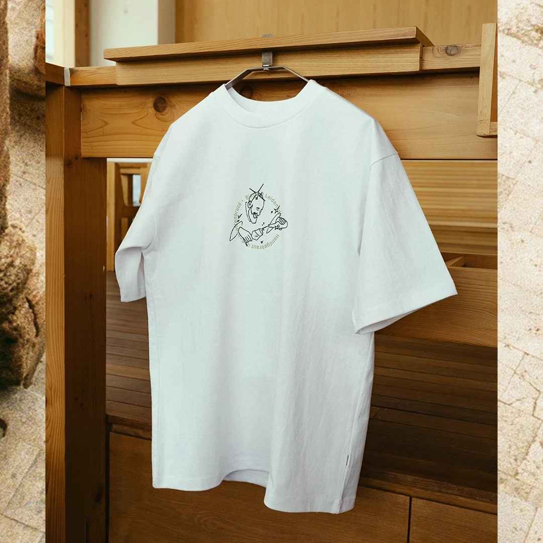Weißes T-Shirt mit moderner Illustration eines Mönchs, der Bier einschenkt