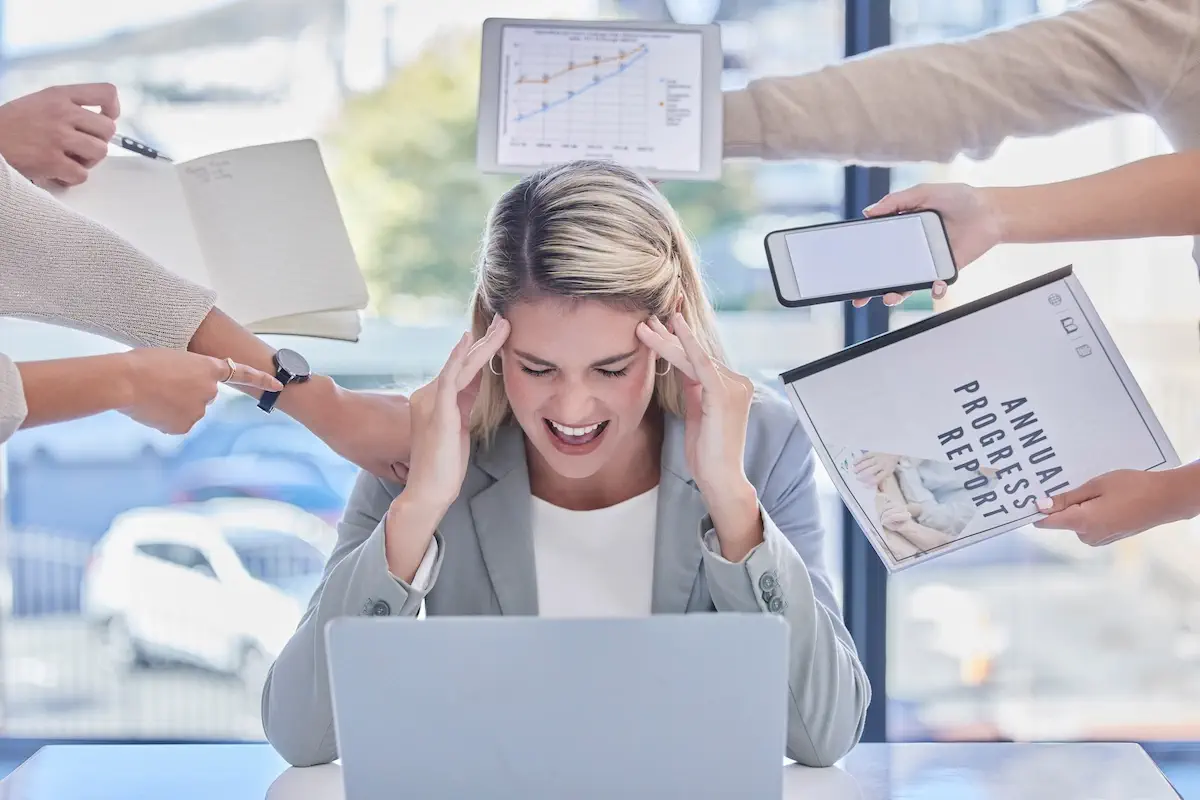 Femme stressée au travail