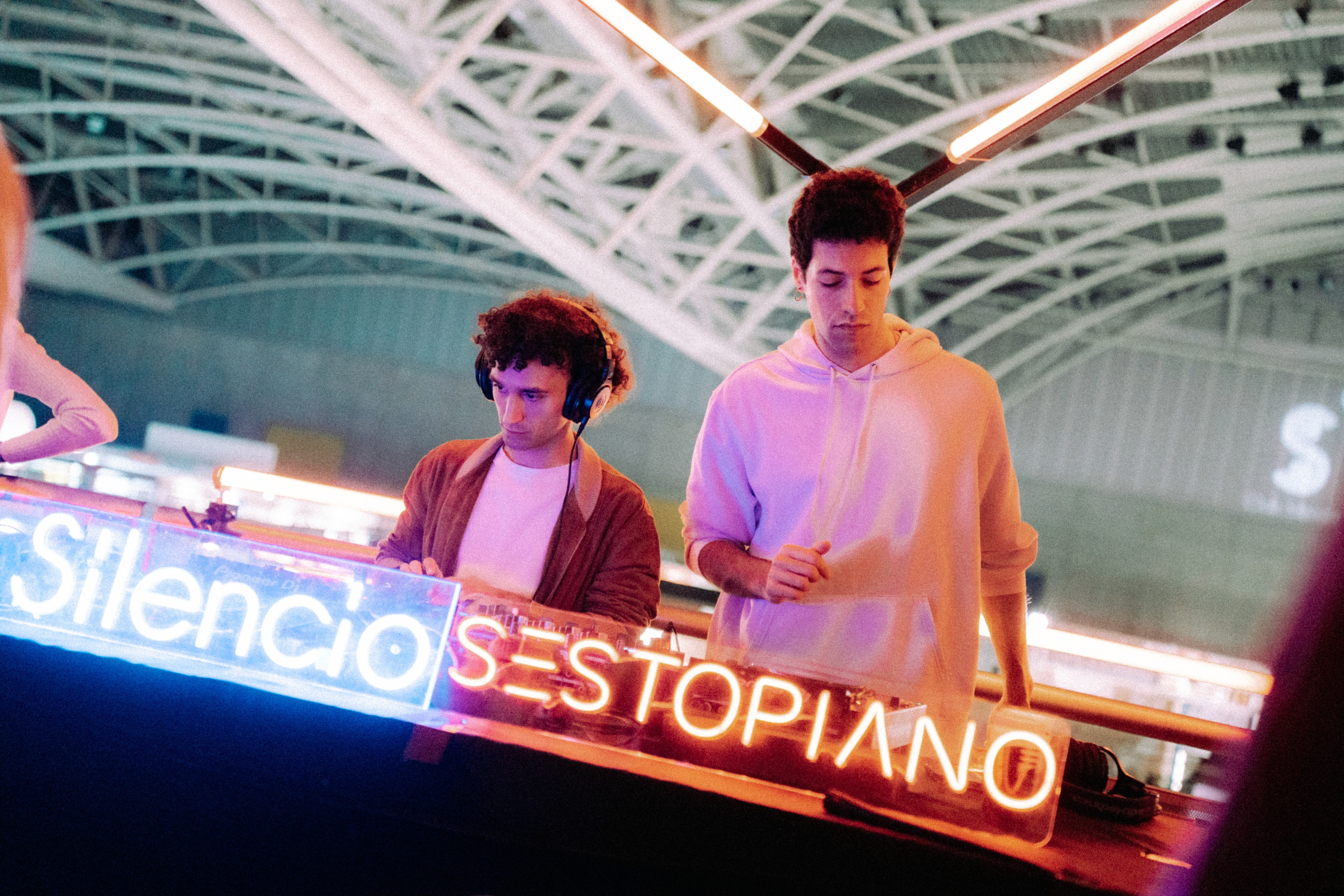 Digma Music: Arte & Performance  Nel cuore della musica elettronica Torino, Digma Music si distingue per la sua versatilità e per la capacità di coinvolgere il pubblico nei DJ set live Torino. Attraverso la collaborazione con Sestopiano Torino, l’artista ha portato nei nostri format una miscela equilibrata di ritmo, energia e ricerca sonora.  La sua presenza nei Sestopiano eventi contribuisce alla crescita della scena degli eventi Torino, mettendo in evidenza le potenzialità espressive di ogni DJ Torino e producer. Questa sezione è dedicata al profilo ufficiale di Digma Music, dove puoi esplorare lineup passate e future Events Turin.  Per tutte le novità segui Digma Music su Instagram e gli altri social ufficiali.