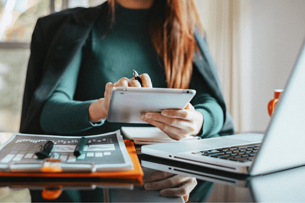 Imagem topo de artigo otimização da carga tributária mulher trabalhando.