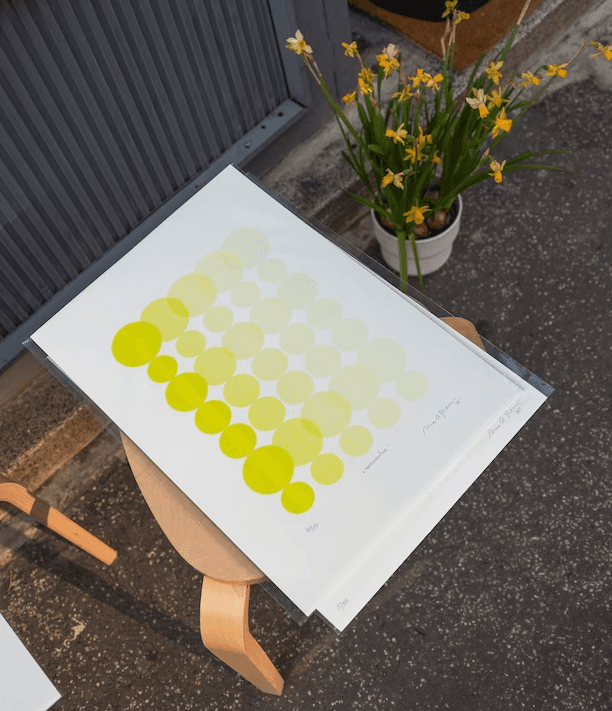 Limitovaná sieťotlač z kolekcie BUBBLES od Niny A. Šoškovej s motívom žltých kruhov