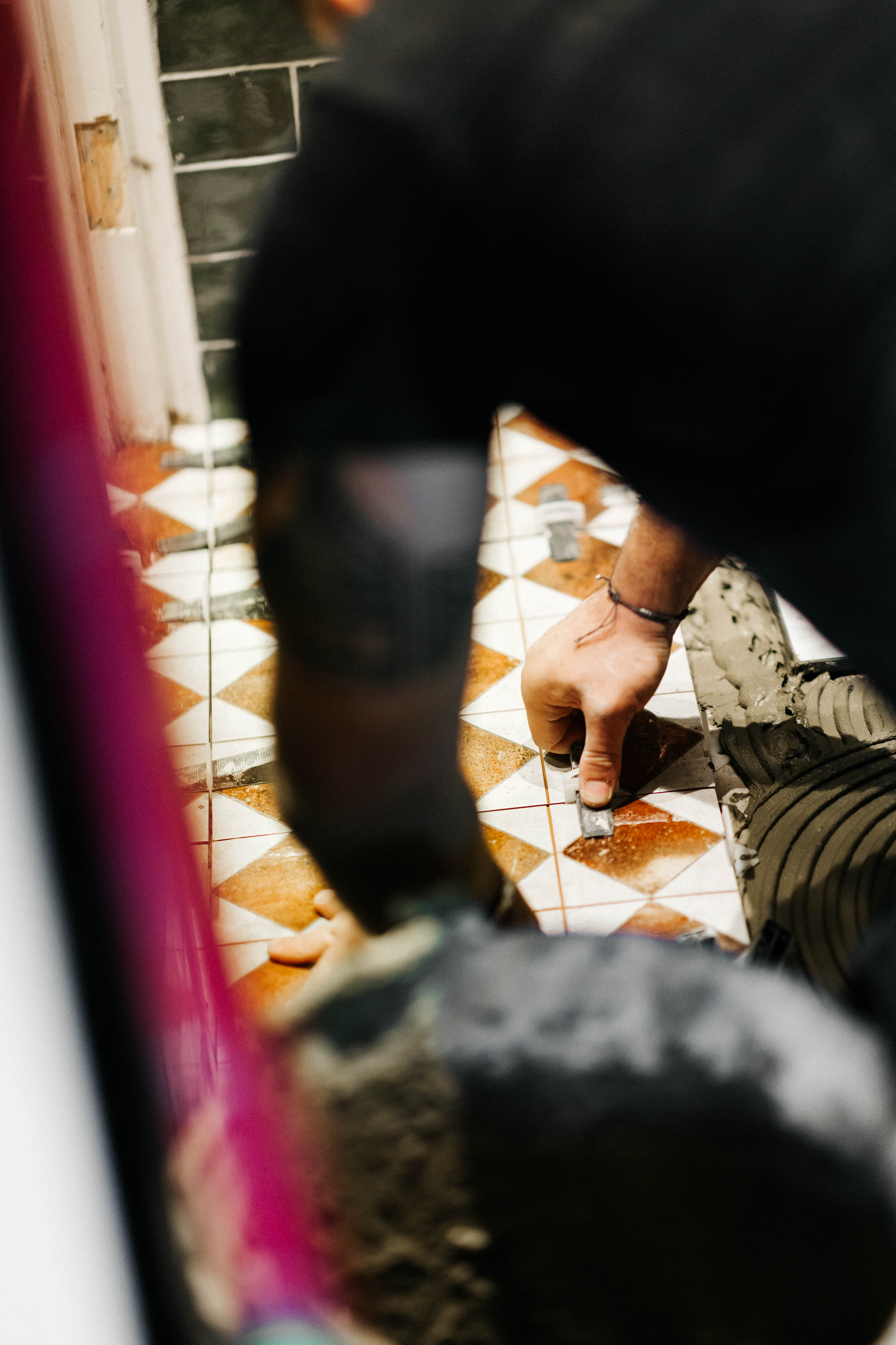 Stijlvolle vloeren van eikenhout in een moderne woonkamer, met een warme, natuurlijke uitstraling. De vloer is duurzaam, krasbestendig en gemakkelijk te onderhouden, ideaal voor zowel woningen als commerciรซle ruimtes. De afwerking zorgt voor een luxueuze uitstraling met een strakke afwerking en langdurige prestaties.