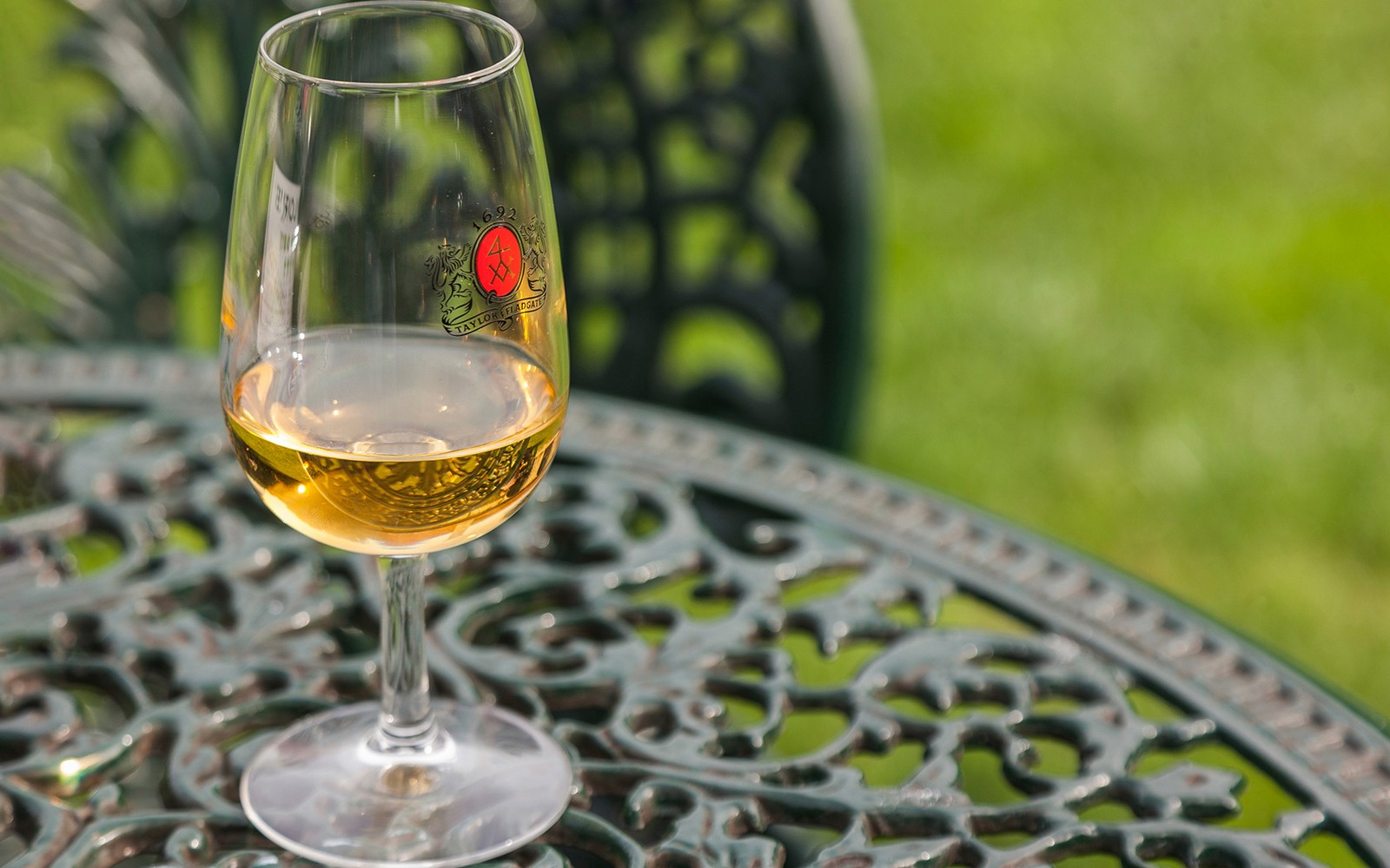 在泰勒酒庄的波尔图酒窖，一杯波特酒摆放在装饰桌上。