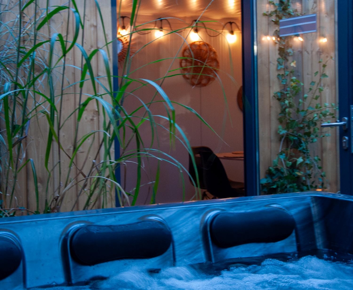 Strefa chillout z jacuzzi w Niedźwiedzia 25 – relaks i kobiecy weekend pod Poznaniem