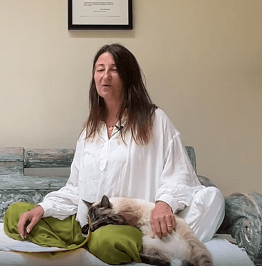 Audrey Fiorini en train de réciter un mantra