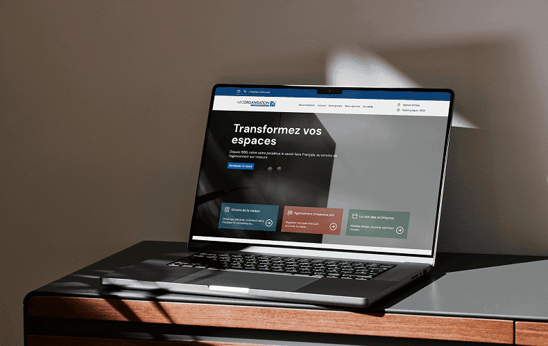 Mockup du projet 'ABC ORGANISATION'. Il s'agit d'un ordinateur avec le site ABC ouvert sur la page d'accueil.