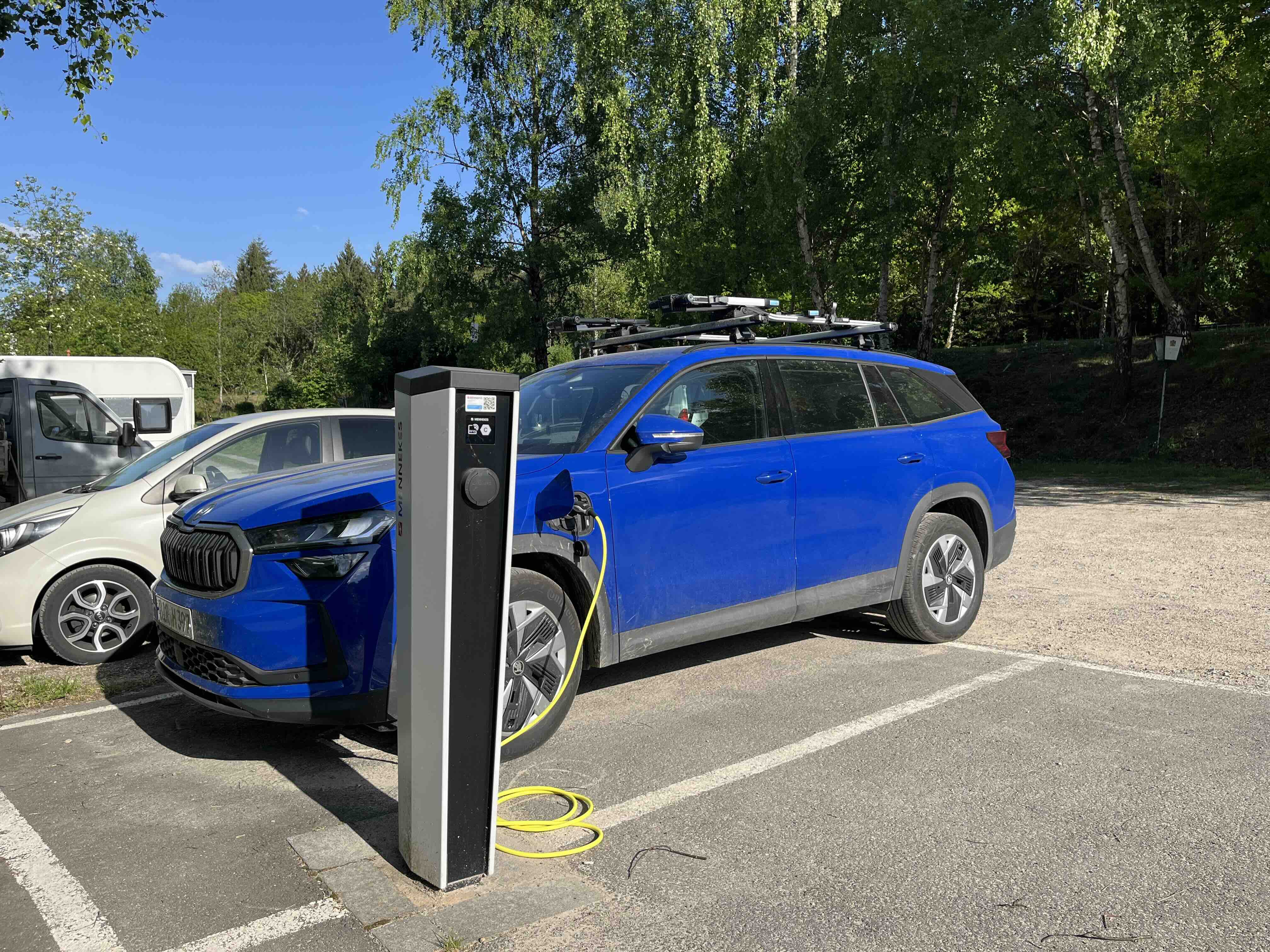 Mietwagen in blau an der E-Ladestation