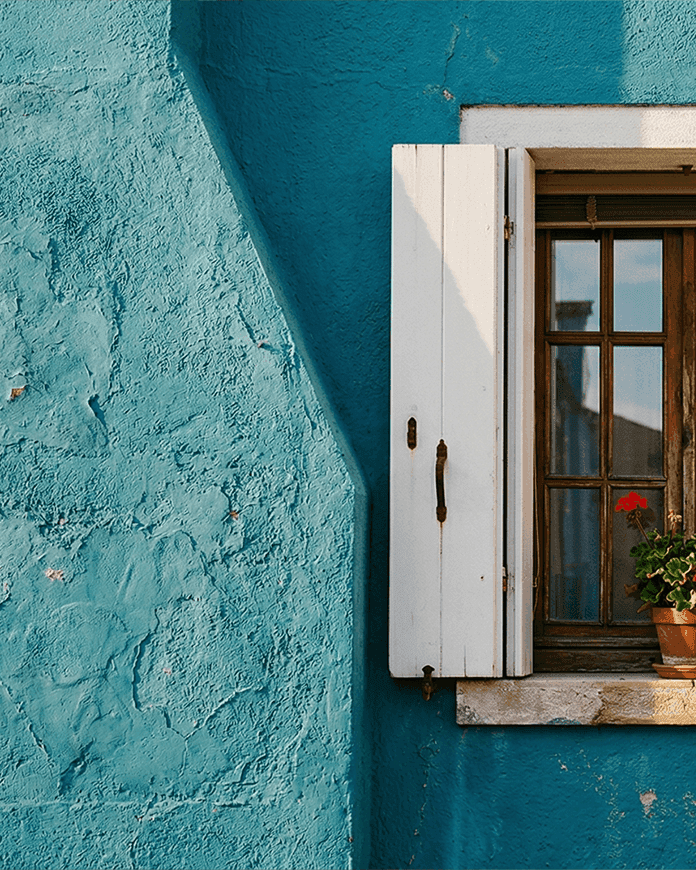 Яркая стена дома на острове Бурано — цветные фасады Венеции и аутентичная атмосфера