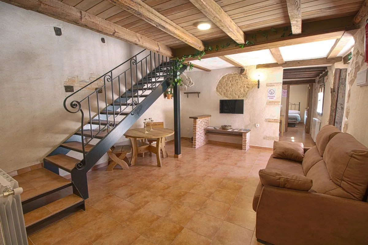 Casa Muralla II: alojamiento para 6 personas con tres habitaciones, cocina equipada, salón con TV y baño completo.