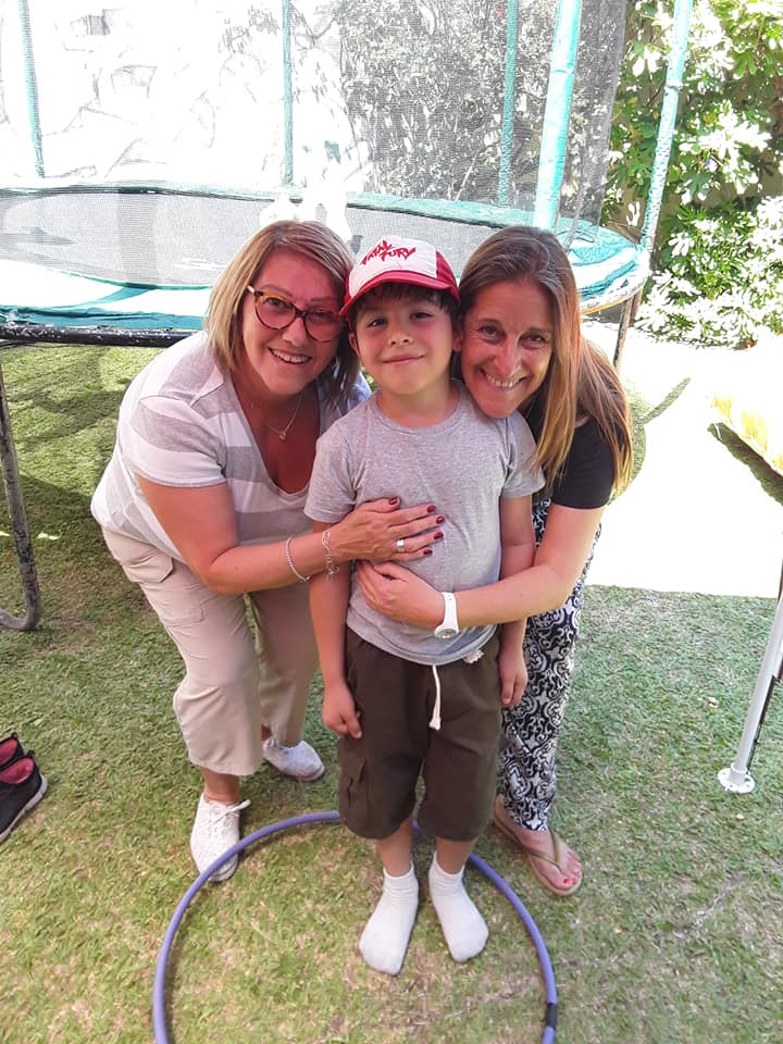 Profesionales abrazando a un niño