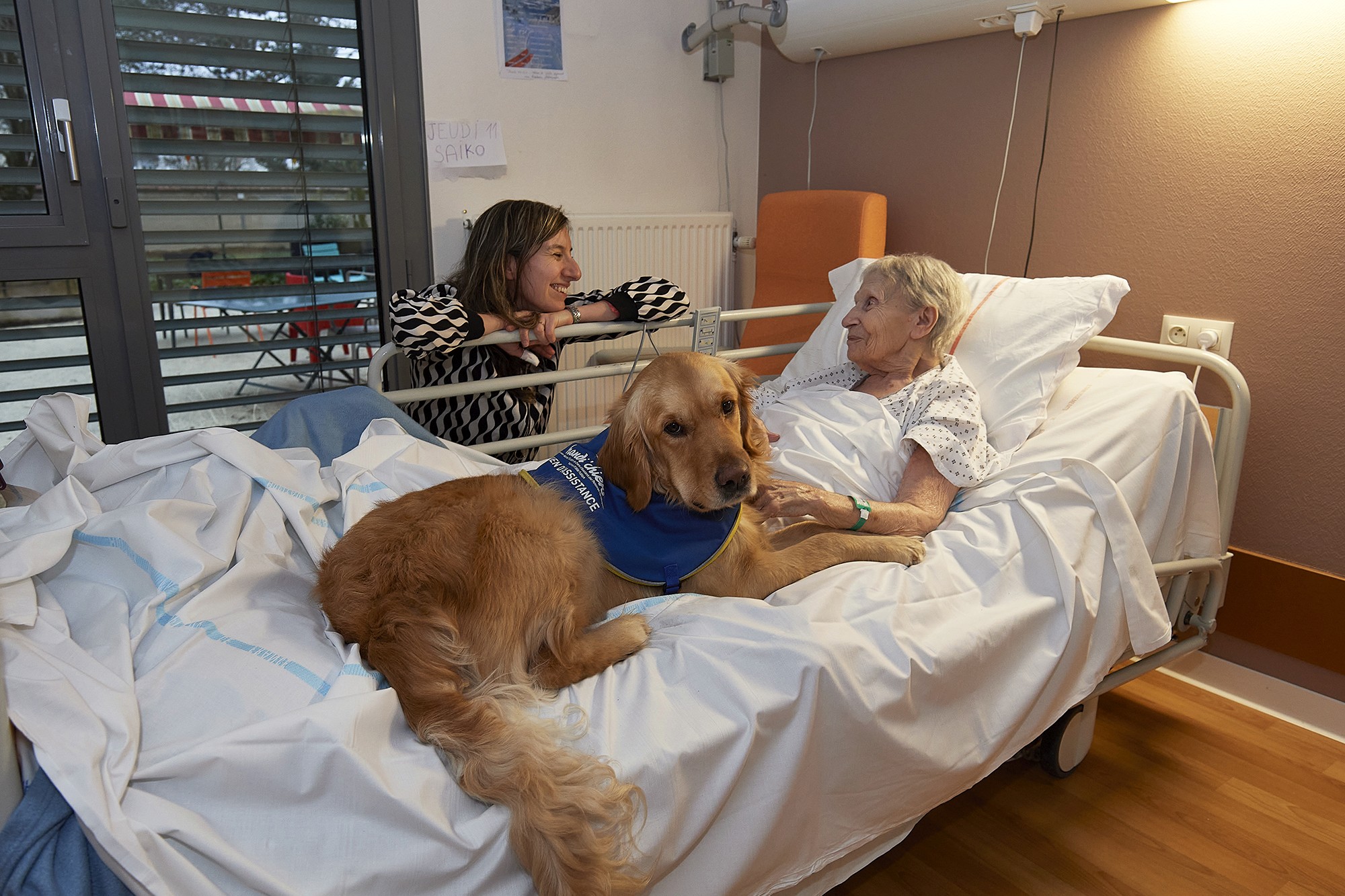 Cette résidente attend avec impatience la visite d’Héloîse et Saïko. La date de la visite est inscrite sur une feuille collée au mur.